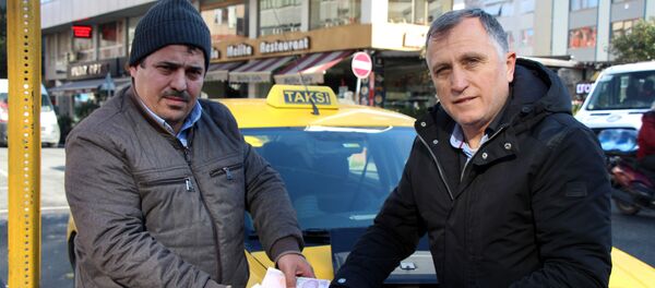 Taksisinde unutulan 70 bin lirayı sahibine teslim etti - Sputnik Türkiye