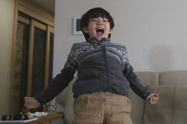 Parazit filminde zengin Park ailesinin oğlu Da-song’u canlandıran minik oyuncu Hyun-jun Jung da Güney Kore’deki evinde töreni annesiyle birlikte izledi. Minik oyuncu ödül haberiyle birlikte adeta havalara uçtu. - Sputnik Türkiye