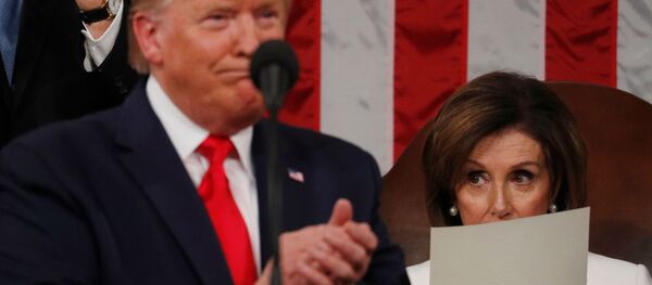 Donald Trump Birliğin Durumu konuşmasını yaparken, Nancy Pelosi daha sonra yırtacağı metinden konuşmayı takip ediyor... - Sputnik Türkiye