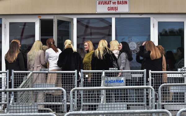 Adnan Oktar davasında tahliye edilen kadınlar duruşmaya geldi - Sputnik Türkiye