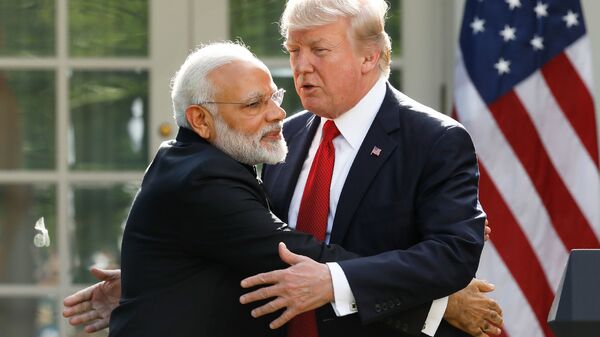 ABD Başkanı Donald Trump, Hindistan Başbakanı Narendra Modi'yi Beyaz Saray'da ağırladığı sırada kucaklarken  - Sputnik Türkiye