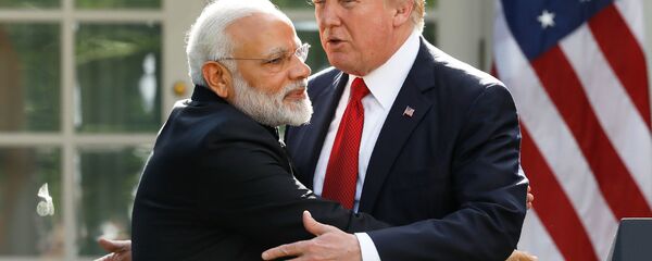 ABD Başkanı Donald Trump, Hindistan Başbakanı Narendra Modi'yi Beyaz Saray'da ağırladığı sırada kucaklarken  - Sputnik Türkiye