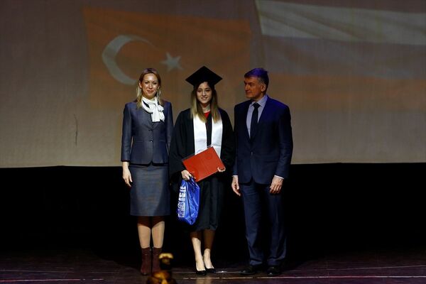 Akkuyu Nükleer Güç Santralinde (NGS) çalışmak üzere Rusya'da eğitim gören Türk öğrenciler mezun oldu. NRNU MEPhI'den mezun olan Özlem Arslan (ortada) dönem birincisi olarak kırmızı diploma aldı. - Sputnik Türkiye