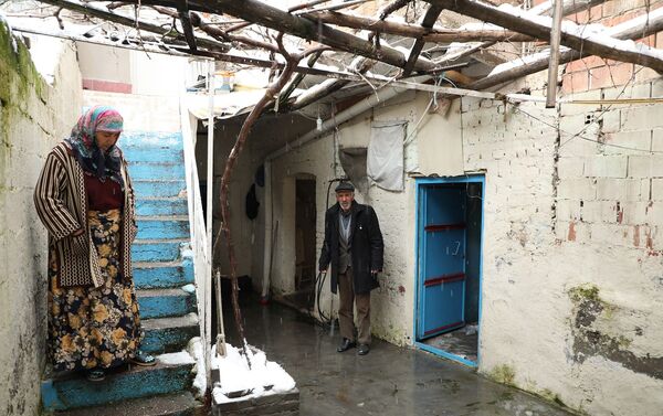 Diyarbakır’ın Sur İlçesi’nde dün sabah saatlerinde yaşlı çiftin evini basan polisler, tüm kapıları kırıp içeri girdikten sonra yanlış eve geldiklerini anladı. Yaşlı çift, kapılarının yapılarak mağduriyetlerinin giderilmesini istiyor. - Sputnik Türkiye