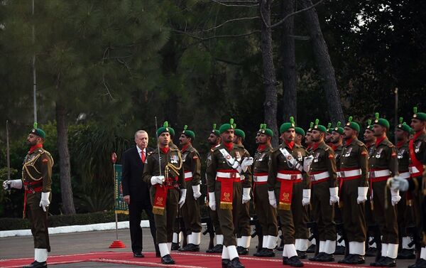 Türkiye Cumhurbaşkanı Recep Tayyip Erdoğan, Pakistan Başbakanı İmran Han tarafından resmi törenle karşılandı. Başbakanlık binasındaki resmi karşılama töreninde, iki ülke milli marşlarının çalınmasının ardından Cumhurbaşkanı Erdoğan tören kıtasını denetledi. - Sputnik Türkiye