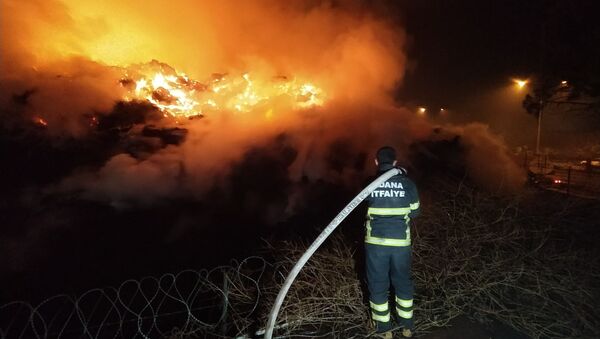 Adana’daki fabrika yangını 18 saattir devam ediyor - Sputnik Türkiye