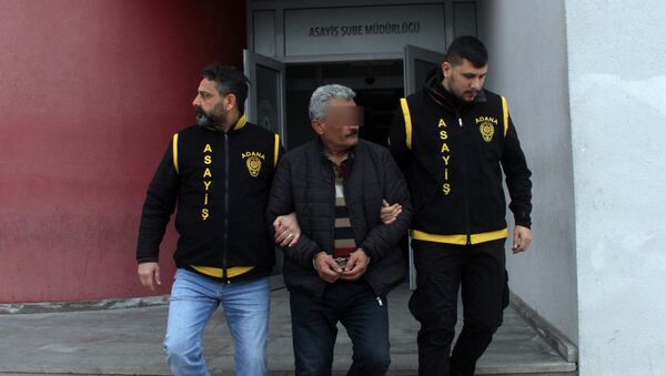 55 yıl hapis cezasıyla aranan hükümlü batak oynarken yakalandı - Sputnik Türkiye