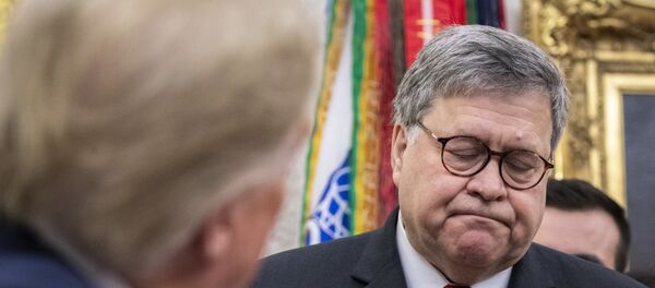 Beyaz Saray'da bir başkanlık kararnamesi açıklanırken Donald Trump'ın bakış attığı William Barr (sağda) - Sputnik Türkiye
