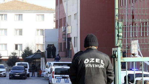 Ankara'da bir okulun güvenlik görevlisi, tartıştığı okul müdürünü silahla yaraladıktan sonra intihar girişiminde bulundu. Polis ekipleri olay yerinde çalışma yaptı. - Sputnik Türkiye