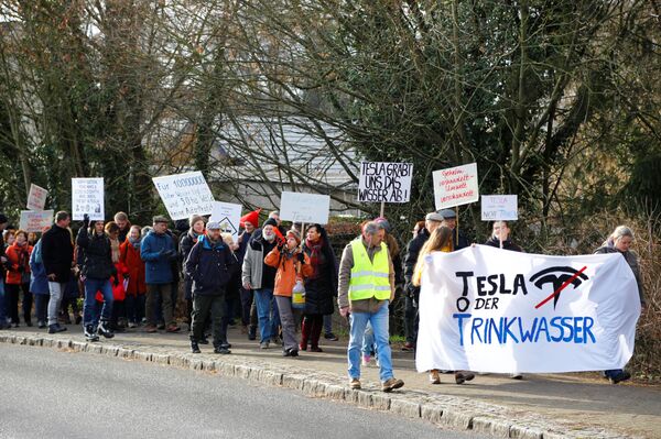 Çevreciler protesto ediyordu: Tesla'nın fabrika hazırlıklarına Alman yargısı 'dur' dedi - Sputnik Türkiye