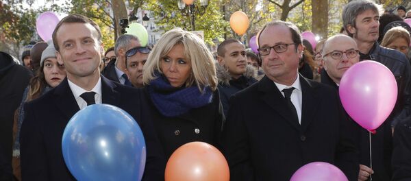 Fransa Cumhurbaşkanı Emmanuel Macron,eşi Brigitte Macron, eski Fransa Cumhurbaşkanı Francois Hollande  - Sputnik Türkiye