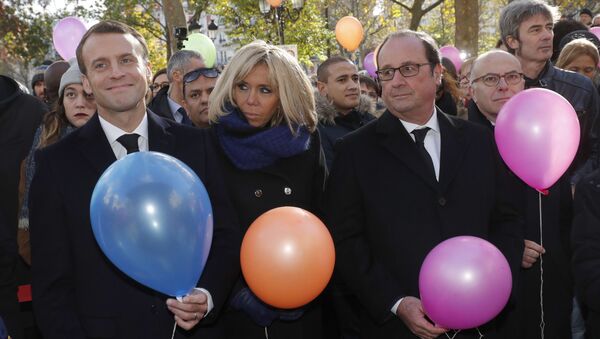 Fransa Cumhurbaşkanı Emmanuel Macron,eşi Brigitte Macron, eski Fransa Cumhurbaşkanı Francois Hollande  - Sputnik Türkiye
