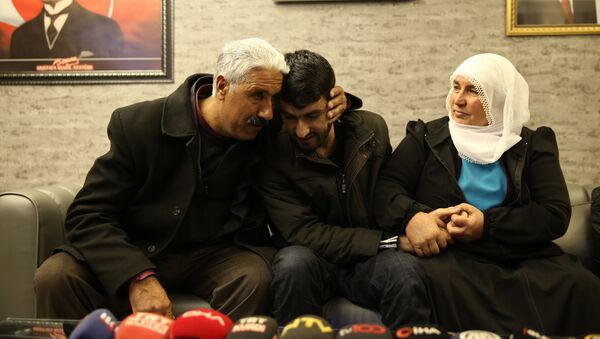 6 yıl sonra oğluna kavuşan baba: Suçun yoksa dışarı çıkarsın, Türk adaletine güven - Sputnik Türkiye