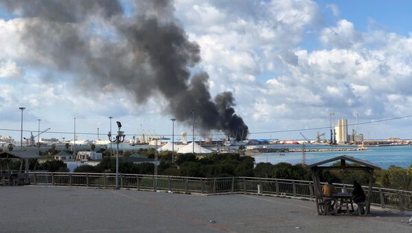 Libya Ulusal Ordusu, Trablus limanında demirli bulunan, silah ve mühimmat taşıyan bir Türk gemisini vurduklarını açıkladı.  - Sputnik Türkiye