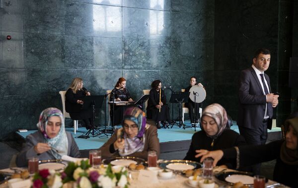 Emine Erdoğan, kadın il müftü yardımcıları ve baş vaizlerle Cumhurbaşkanlığı Külliyesi'nde düzenlenen öğle yemeğinde bir araya geldi. - Sputnik Türkiye