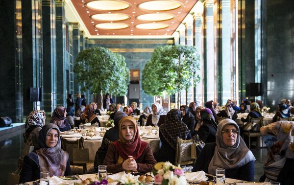 Emine Erdoğan, kadın il müftü yardımcıları ve baş vaizlerle Cumhurbaşkanlığı Külliyesi'nde düzenlenen öğle yemeğinde bir araya geldi. - Sputnik Türkiye