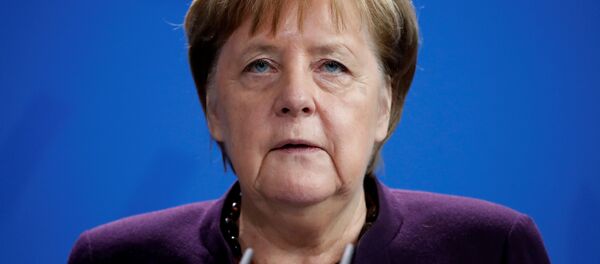 Almanya Bşabakanı Angela Merkel, Hanau'daki ırkçı saldırı hakkında açıklama yaparken - Sputnik Türkiye