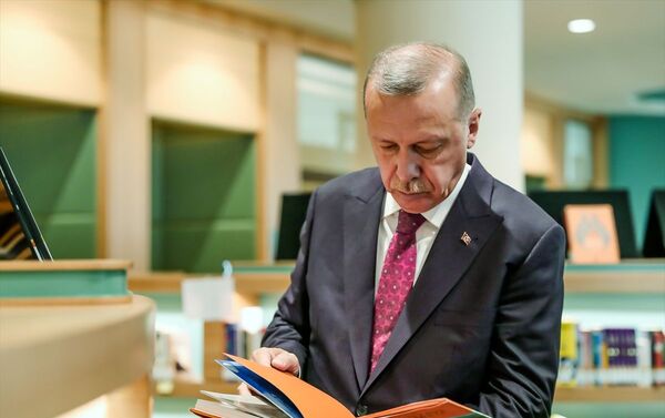 Cumhurbaşkanlığı Millet Kütüphanesi'nde Cumhurbaşkanı Erdoğan'ın yanı sıra tarihçilerin bağışlanan kitapları da var. - Sputnik Türkiye