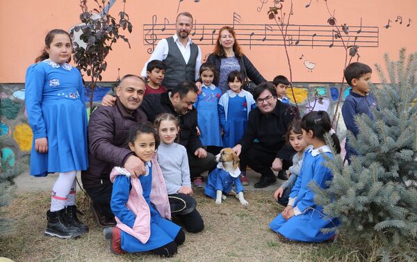 Tokat Turhal'da, bir köy okulunda öğretmen ve öğrenciler tarafından beslenen 'Fındık' isimli köpeğin öğrenci önlüğü giydirilerek çekilen fotoğrafları, dün sosyal medyada beğeni ve paylaşım rekoru kırmıştı. - Sputnik Türkiye