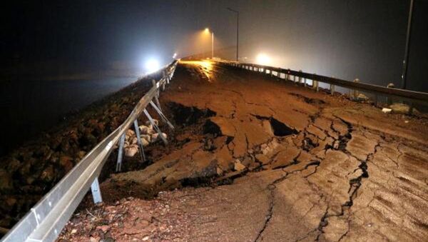 Uşak'ın Banaz ilçesindeki Bahadır Barajı'nın alt bölgesinde oluşan çatlaklar nedeniyle içindeki suyun Sıracevizler Barajı'na boşaltılmaya başlandığı bildirildi.  - Sputnik Türkiye