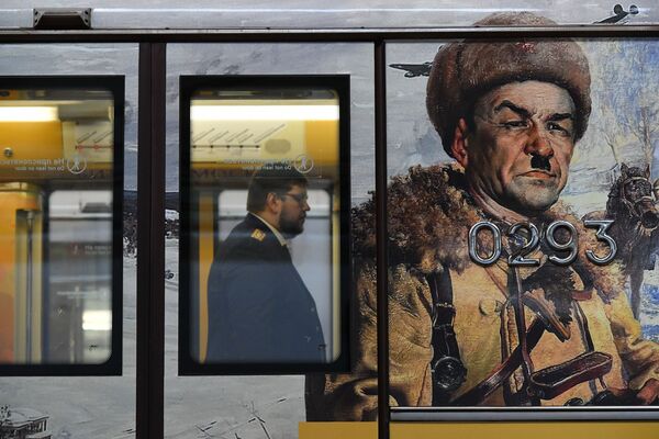 Moskova metrosunda Zafer Günü temalı tren - Sputnik Türkiye
