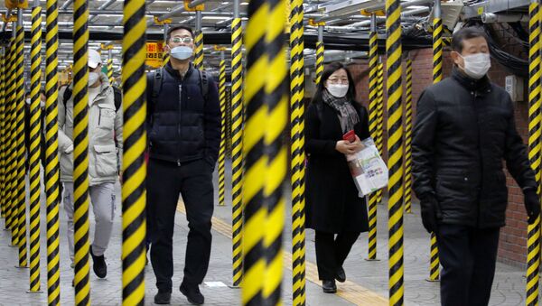 Seul'de bir metro istasyonu, Güney Koreliler koronavirüse karşı maske takmış halde - Sputnik Türkiye