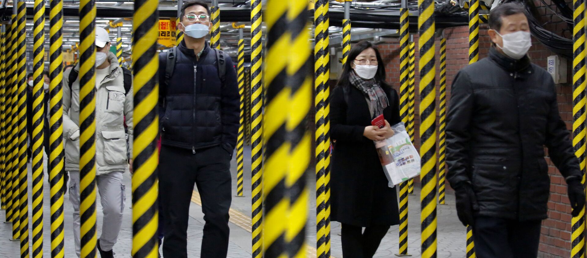 Seul'de bir metro istasyonu, Güney Koreliler koronavirüse karşı maske takmış halde - Sputnik Türkiye, 1920, 21.02.2020