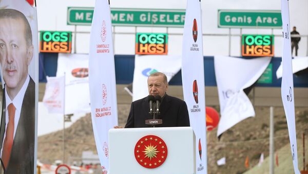 Türkiye Cumhurbaşkanı Recep Tayyip Erdoğan, İzmir'de Menemen-Aliağa-Çandarlı otoyolu açılışı törenine katılarak konuşma yaptı. - Sputnik Türkiye