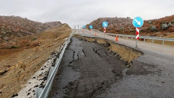 Afyonkarahisar'da yağış nedeniyle yol çöktü - Sputnik Türkiye