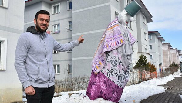 Sivas'ta Abdurrahman Deveci 4 metrelik kardan adama 'Gulyabani' adını verdi - Sputnik Türkiye