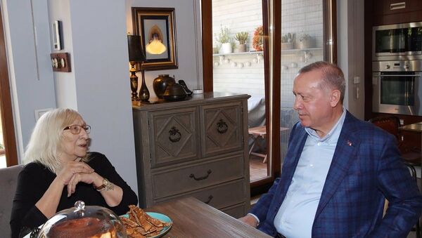 Cumhurbaşkanı Erdoğan, Alev Alatlı'yı ziyaret etti - Sputnik Türkiye