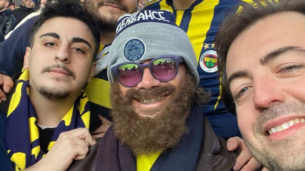 Lugano kılık değiştirdi, Fenerbahçe-Galatasaray derbisini taraftarlarla izledi - Sputnik Türkiye