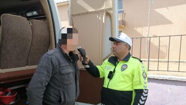 Servis şoförü alkollü çıktı, öğrencileri okula polis bıraktı - Sputnik Türkiye