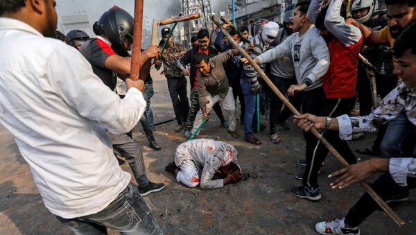 Hindistan basınındaki haberlere göre, başkentin kuzeydoğu bölgelerinde 3 gündür devam eden vatandaşlık yasası karşıtı gösterilerde biri emniyet amiri 13 kişi hayatını kaybetti. - Sputnik Türkiye