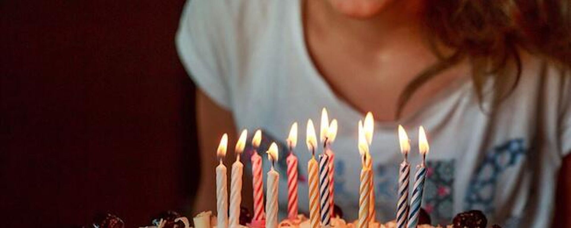 Doğum günü pastası, doğum günü, mum üfleme - Sputnik Türkiye, 1920, 22.12.2025