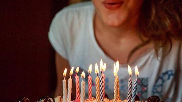 Doğum günü pastası, doğum günü, mum üfleme - Sputnik Türkiye