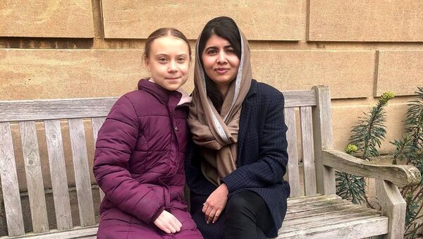 2014 Nobel Barış Ödülü sahibi Pakistanlı insan hakları aktivisti Malala Yusufzay ve iklim değişikliğiyle mücadelesiyle dünyaya ilham veren Greta Thunberg ilk kez bir araya geldi. - Sputnik Türkiye