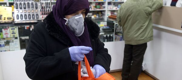 İran başkenti Tahran'da koronavirüse karşı maske takılarak eczanede alışveriş yapılıyor. - Sputnik Türkiye