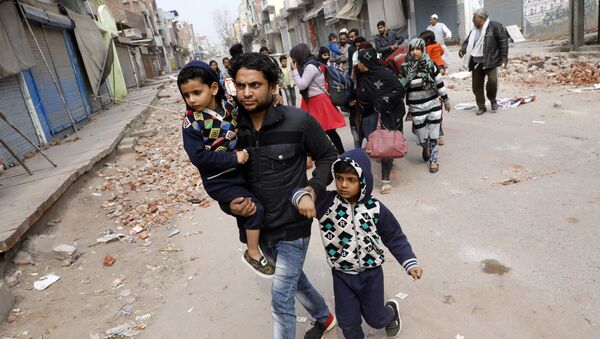 Yeni Delhi'nin Hindu nüfusun çoğunlukta olduğu bir semtini çatışmaların ardından terk eden Müslüman aileler - Sputnik Türkiye