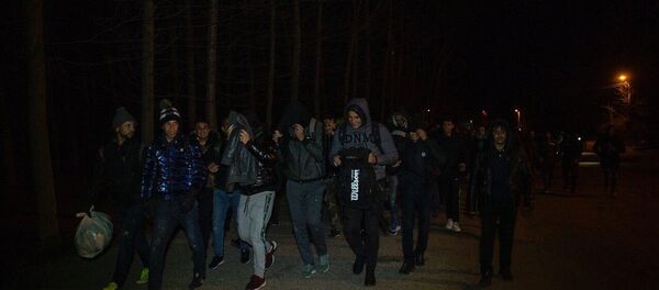 Sınır kapılarının açıldığı iddiaları üzerine mülteciler Avrupa'ya geçmek için sınır kapılarına hareket etti. - Sputnik Türkiye