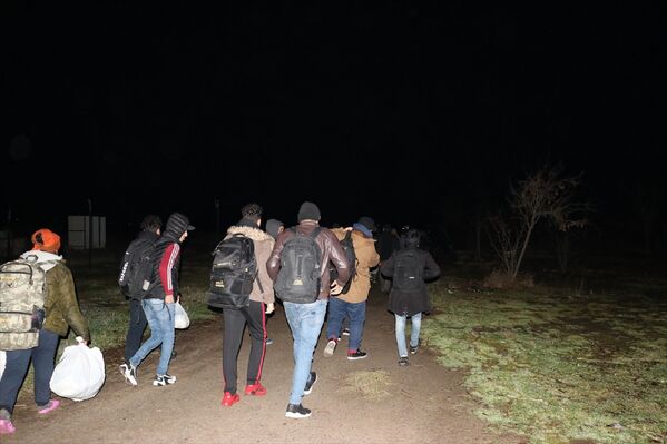 Çeşitli bölgelerden hareket eden göçmenler, Dikili ilçesindeki sahil bölgesine geldi.  - Sputnik Türkiye