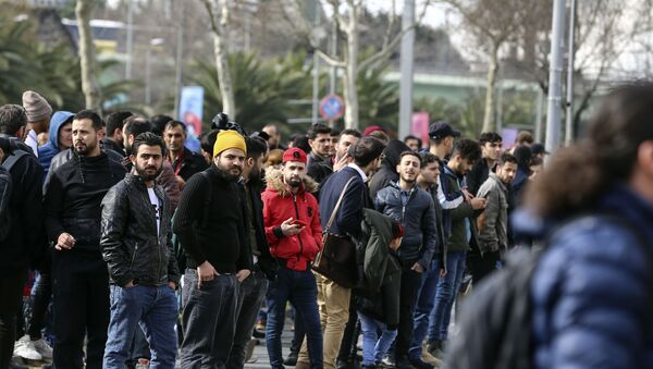 Düzensiz göçmenlerin Avrupa'ya geçmek amacıyla Edirne'ye gidişi sürüyor - Sputnik Türkiye