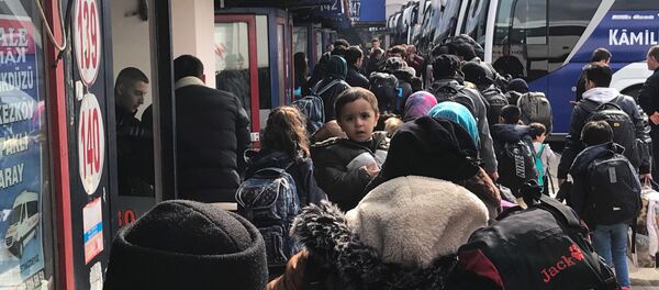 Türkiye’nin mültecilerin Avrupa'ya ulaşmasını durdurmama kararı sadece Suriyelileri değil Afganları da yollara düşürdü, kafileler İstanbul'un çeşitli noktalarından Bulgaristan ve Yunanistan sınırına gidiyor. Türkiye’nin mültecilerin Avrupa'ya ulaşmasını durdurmama kararı sadece Suriyelileri değil Afganları da yollara düşürdü, kafileler İstanbul'un çeşitli noktalarından Bulgaristan ve Yunanistan sınırına gidiyor. - Sputnik Türkiye