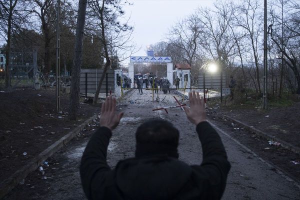 Edirne'de sığınmacı hareketliliği artıyor: Yunan yetkililer bugün de gazlı müdahalede bulundu - Sputnik Türkiye