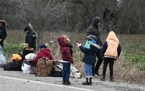 Sığınmacıların sınıra yolculuğu devam ediyor. - Sputnik Türkiye