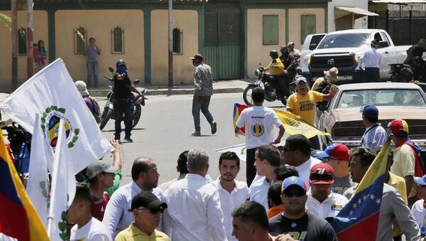 Venezüella'da kendini geçici devlet başkanı ilan eden muhalif milletvekili Juan Guaido'yu protesto eden grup ve yanlıları arasında arbede çıktı. - Sputnik Türkiye