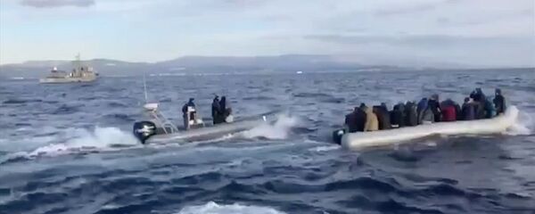 Yunan karasularına giren göçmenlerin botunu Yunan Sahil Güvenlik'i geri itti - Sputnik Türkiye