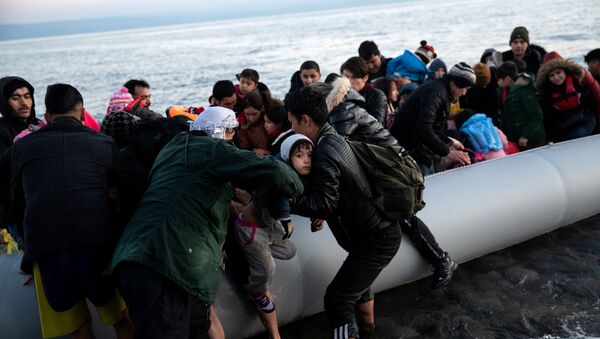 Türkiye'den gelen Afgan göçmenler, Yunan adası Midilli'nin Skala Sikamias köyünün kıyısında bottan inerken - Sputnik Türkiye