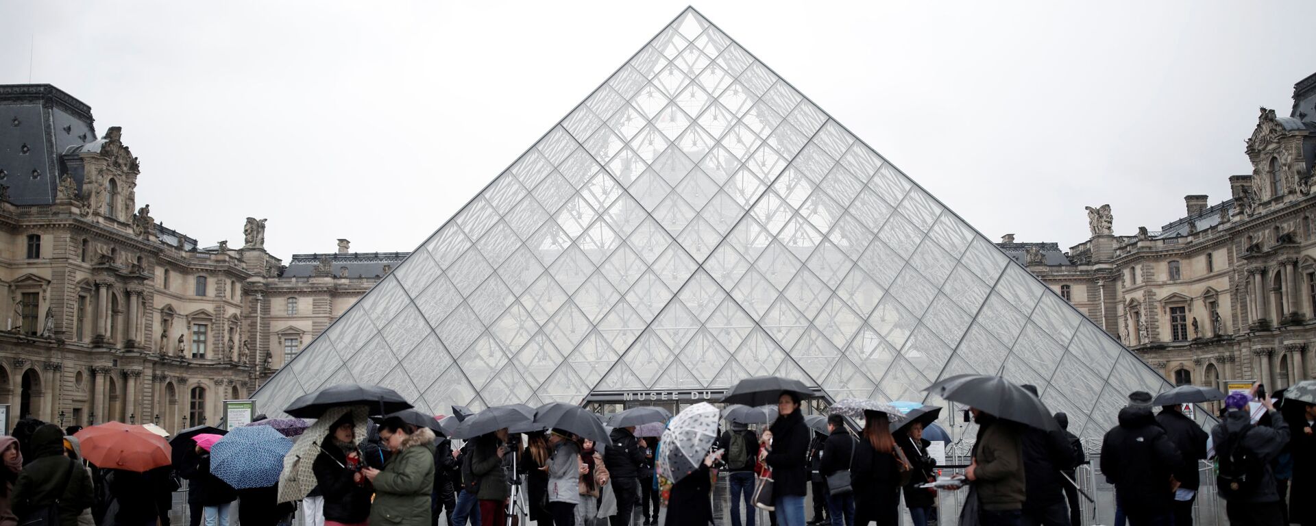 Fransa'da Louvre Müzesi koronavirüs nedeniyle kapılarını kapattı. - Sputnik Türkiye, 1920, 26.05.2022