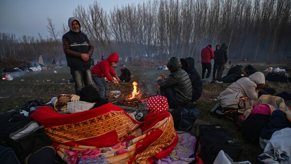 Mülteciler Meriç Nehri kıyısında Yunanistan'a geçmek için bekliyor - Sputnik Türkiye